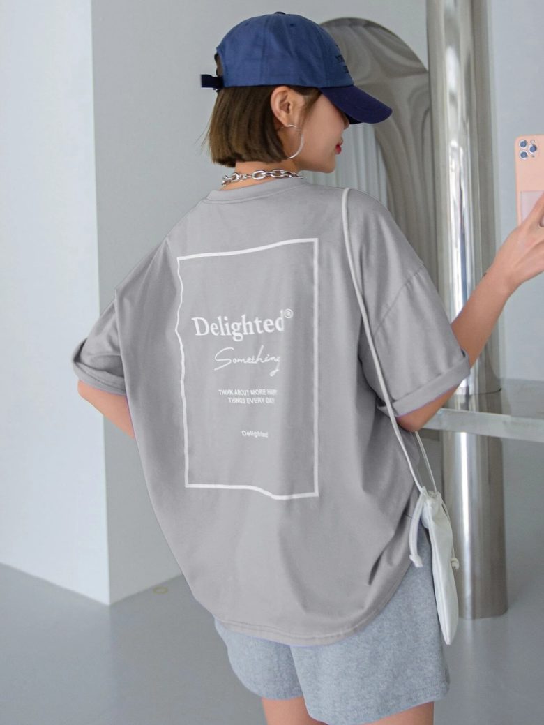 DAZY スローガングラフィック ドロップショルダーTシャツ 